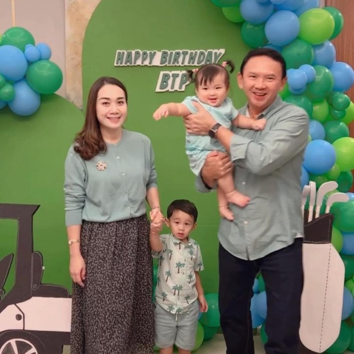 <p>Basuki Tjahaja Purnama atau Ahok baru saja berulang tahun ke-56 pada 29 Juni, Bunda. Istri Ahok, Puput Nastiti Devi, terlihat merayakan ulang tahun sang suami bersama dua anak mereka. (Foto: Instagram @btpnd)</p>