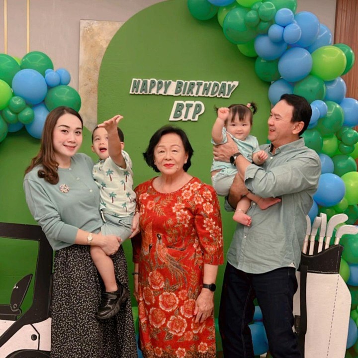 <p>Ulang tahun Ahok ini juga dihadiri sang Bunda lho. Ibunda Ahok terlihat mengenakan pakaian berwarna merah dengan motif bunga. (Foto: Instagram @btpnd)</p>