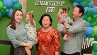 <p>Acara ulang tahun Ahok juga turut dihadiri oleh ibunda tercinta, Buniarti Ningsih. Mereka tak lupa mengabadikan potret bersama. (Foto: Instagram @btpnd)</p>