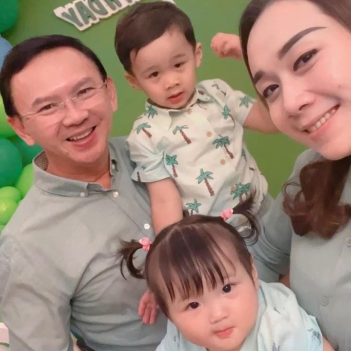 <p>Pasangan yang menikah pada tahun 2019 ini berbagi momen kebersaman di hari spesial itu bersama kedua anak mereka, Yosafat Abimanyu Purnama dan Sarah Eliana Purnama. (Foto: Instagram @btpnd)</p>