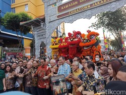 Anies Resmikan Gapura Chinatown Glodok, Bagi Angpau ke Barongsai