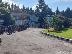 Ribet Pakai Aplikasi, Warga Bandung Isi Pertalite di Cimahi