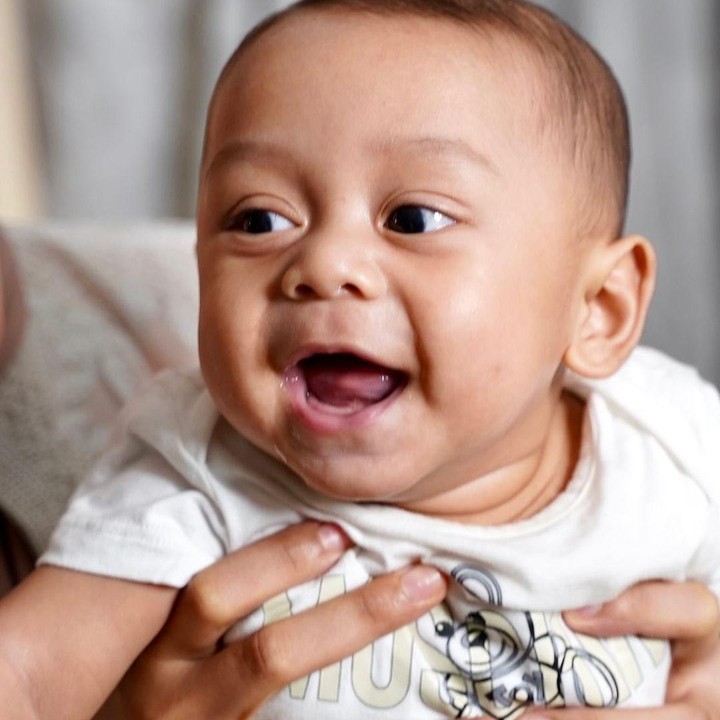 <p>Baby L ialah buah hati dari pasangan Lesti Kejora dan Rizky Billar. Kini ia genap berusia 6 bulan. (Foto: Instagram @lestykejora)</p>
