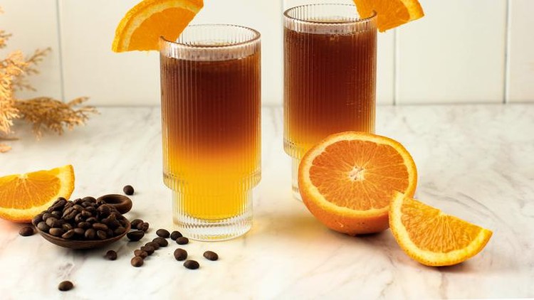 Cara membuat coffee mocktail campur jus jeruk yang menyegarkan