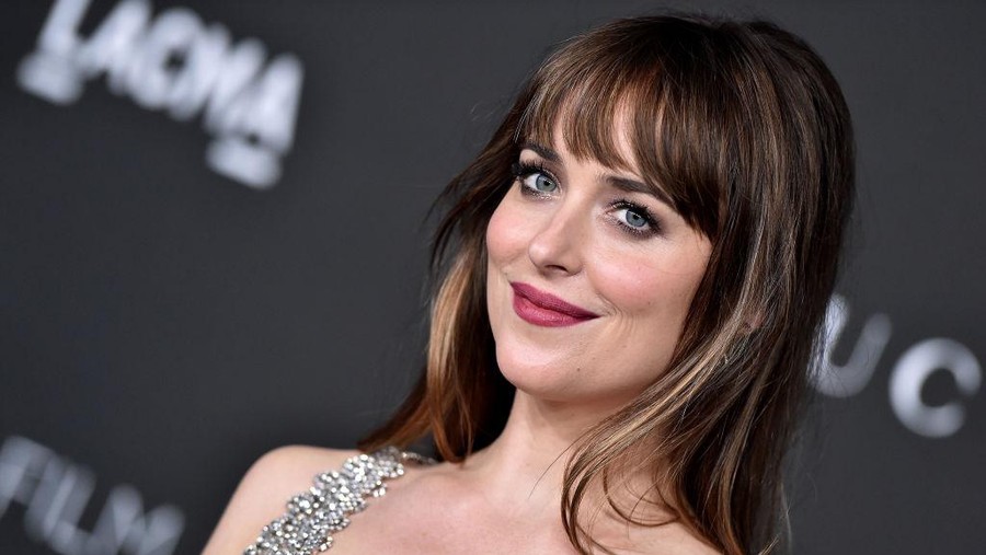 LOS ANGELES, CALIFORNIA - NOVEMBER 06: Dakota Johnson attends the 10th Annual LACMA Art+Film Gala presented by Gucci at Los Angeles County Museum of Art on November 06, 2021 in Los Angeles, California. (Photo by Axelle/Bauer-Griffin/FilmMagic)