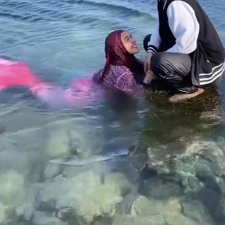 <p>Dalam unggahan Instagramnya, Ryan terlihat menemani Ricis nih Bunda. Ryan juga menuliskan tentang Ricis yang membawa Baby R berenang. (Foto: Instagram @riaricis1795)</p>