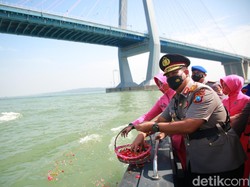 Peringati HUT Bhayangkara, Polairud Polda Jatim Tabur Bunga-Atraksi Jetski