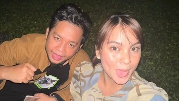 Dustin Tiffani Go Public, Tretan Muslim Kirimi Karangan Bunga