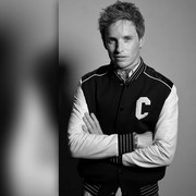 Eddie Redmayne Tampil Gaya Pakai Jaket Celine, Contekan Buat Hot Papa Nih!