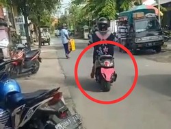 Ada-ada Saja! Pemotor Berdaster Tutupi Nopol Pakai CD, Polisi: Jangan Takut ETLE Mobile
