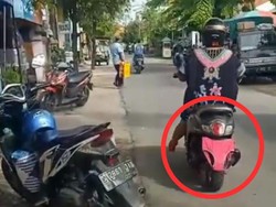 Ada-ada Saja! Emak-emak Tutupi Pelat Pakai Celana Dalam Hindari ETLE