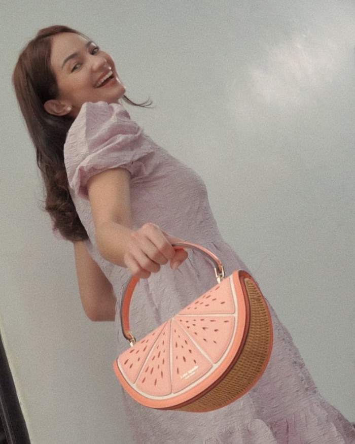 Tas unik berbentuk grapefruit jadi pilihan Enzy Storia. Opsi busana yang lebih simpel ala Enzy dapat jadi trik tepat untuk tampil kasual penuh twist. Foto: Instagram Enzystoria