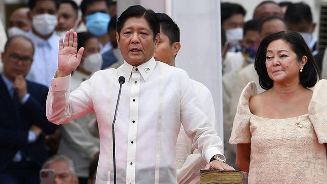 Ferdinand Marcos Jr alias Bongbong, putra mantan diktator Filipina, Ferdinand Marcos, dilantik menjadi presiden pada hari ini, Kamis (30/6).