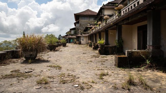 Nuansa mistis dan angker jadi daya tarik bangunan hotel yang terbengkalai di Bedugul, Bali. Orang-orang menyebutnya sebagai 'The Ghost Palace'.