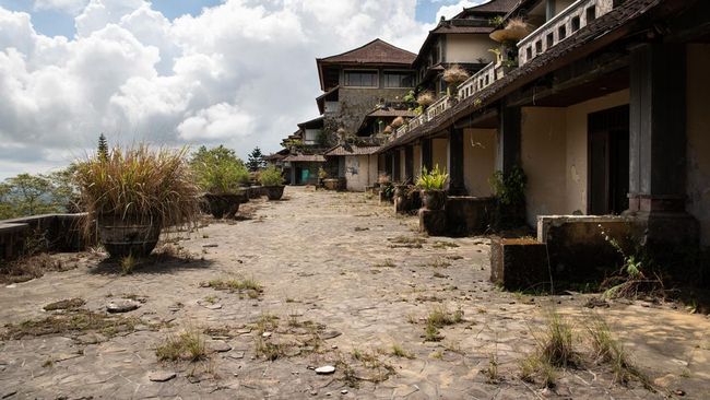 Bergidik Menelusuri Cerita Hotel Berhantu 'Ghost Palace' di Bali Nuansa mistis dan angker jadi daya tarik bangunan hotel yang terbengkalai di Bedugul, Bali. Orang-orang menyebutnya sebagai 'The Ghost Palace'.