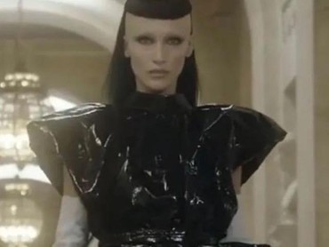 img-title 7 Potret Bella Hadid & Gigi Hadid Tampil Bak