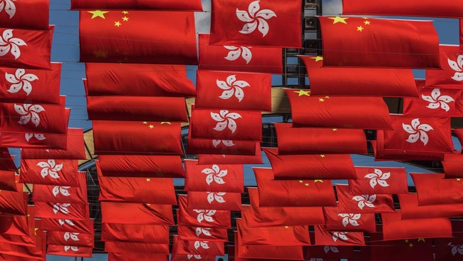 Warga Hong Kong mengeluhkan banyak bendera China yang dipasang di puluhan rumah demi menyambut Presiden Xi Jinping ke wilayah itu, Kamis (30/6).