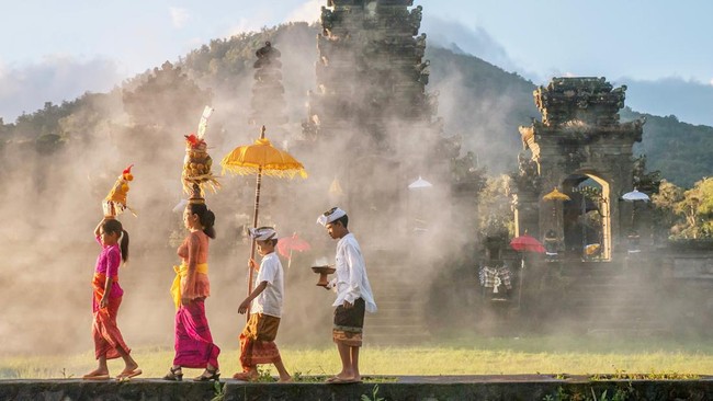 Bali berhasil meraih predikat sebagai destinasi pernikahan paling populer kedua di dunia pada tahun 2024, menurut survei terbaru oleh Bounce.