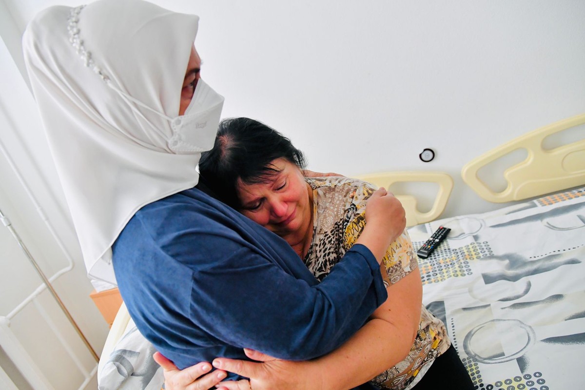 Iriana peluk warga Ukraina &lpar;Foto&colon; Laily Rachev - Biro Pers Sekretariat Presiden&rpar;