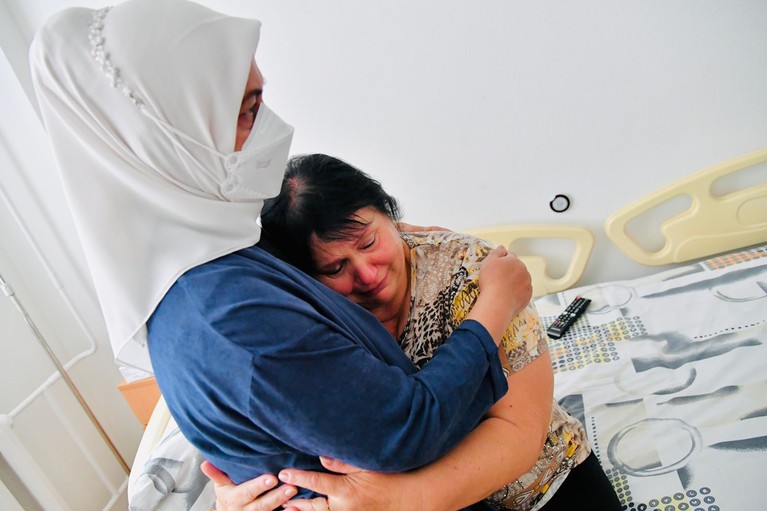Iriana peluk warga Ukraina (Foto: Laily Rachev - Biro Pers Sekretariat Presiden)