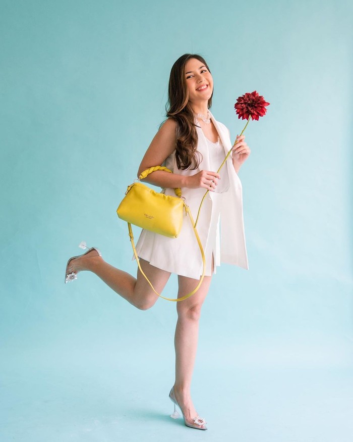 Pilihan tas warna kuning bisa jadi opsi gampang untuk bergaya anti mainstream namun tetap chic dan feminin. Seperti ditampilkan Jessica Mila yang mengenakan tas Meringue Small Crossbody dari Kate Spade New York. Foto: Instagram Jscmila