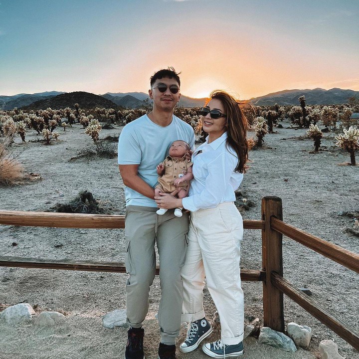 <p>Kehadiran baby Izz melengkapi kebahagiaan Nikita dan Indra Priawan. Ketika berlibur, mereka terlihat serasi dengan pakaian bernuansa coklat dan putih. (Foto: Instagram @indpriw)</p>