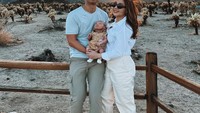 <p>Kehadiran baby Izz melengkapi kebahagiaan Nikita dan Indra Priawan. Ketika berlibur, mereka terlihat serasi dengan pakaian bernuansa coklat dan putih. (Foto: Instagram @indpriw)</p>