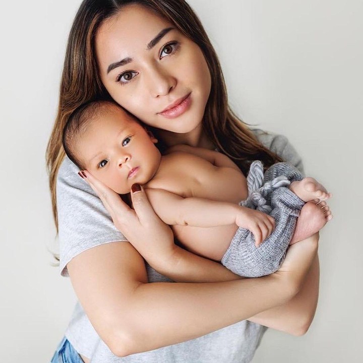 <p>Kini Nikita tengah menjalani peran sebagai orang tua baru. Ia kerap membagikan potretnya saat mengurus baby Izz melalui unggahan Instagram pribadinya. (Foto: Instagram @indpriw)</p>