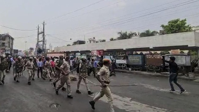 Pemerintah Negara Bagian Rajashtan melakukan lockdown atau penutupan Kota Udaipur buntut dari kasus pemenggalan dua pendukung penghina Nabi Muhammad di India.