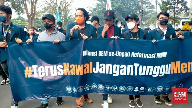 Ratusan mahasiswa yang menolak RKUHP ini berasal dari sejumlah kampus di Bandung, seperti Unpad UPI, Unikom, Telkom University, dan IKOPIN.