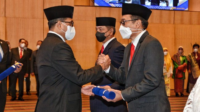 Menteri Perhubungan Budi Karya Sumadi melantik 2 pejabat Kementerian Perhubungan baru pada Kamis (30/6).