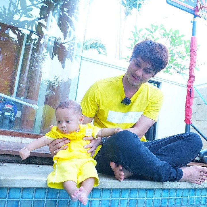 <p>Meski masih bayi, kedua orang tuanya selalu mendandani baby L dengan <em>outfit</em> kece. Kalau ini potretnya saat memakai baju berwarna sama dengan ayahnya, Rizky Billar. (Foto: Instagram @rizkybillar)</p>