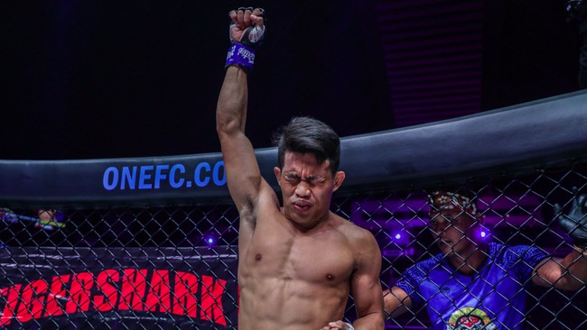 Alex Silva yang dinyatakan unggul menyampaikan apresiasi terhadap Adrian Mattheis menyusul laga ONE 158 pada Jumat (3/6).