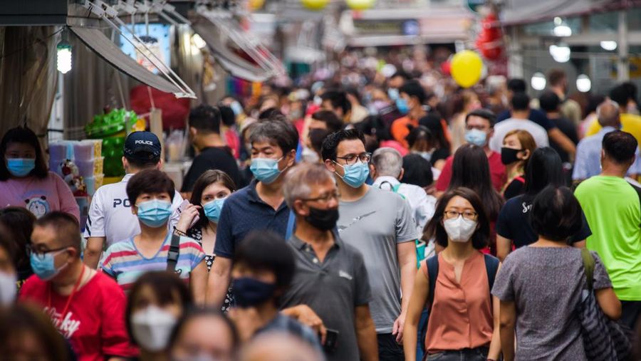 orang-orang-berjalan-di-distrik-kreta-ayer-singapura-yang-dikenal-sebagai-chinatown-nurphoto-via-getty-images_169.jpeg?w=900&q=80