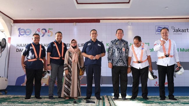 PAM Jaya sebagai BUMD Pemprov DKI turut dalam kegiatan syukuran 100 hari air mengalir di Kamal Muara, sekaligus merayakan HUT ke-495 Jakarta.