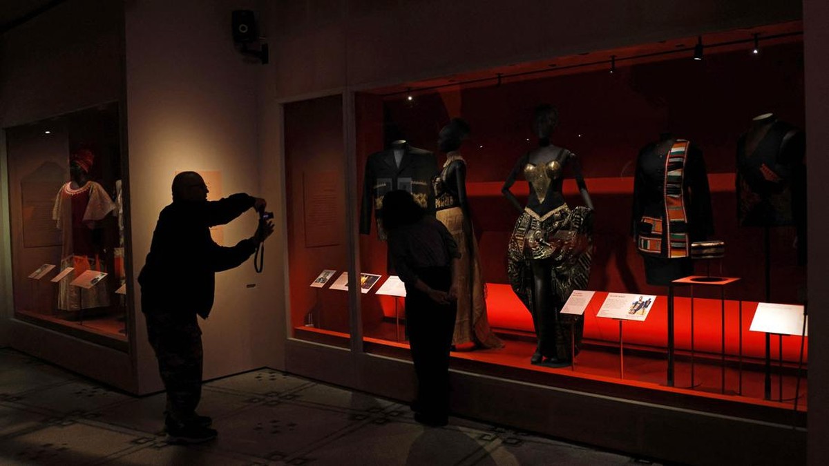 FOTO: Menengok Pameran Busana Afrika Pertama di Inggris