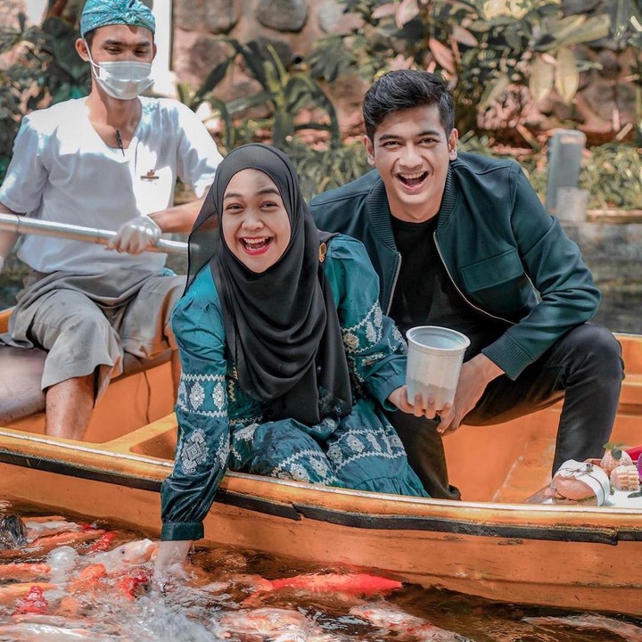 <p>Pasangan yang hanya terpaut perbedaan usia satu tahun ini selalu kompak dan mesra lho Bunda. Ricis yang bertemu Ryan di Aceh pada 2021 mantap menikah setelah berkenalan selama kurang lebih 6 bulan. (Foto: Instagram @teukuryantr)</p>