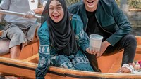 <p>Pasangan yang hanya terpaut perbedaan usia satu tahun ini selalu kompak dan mesra lho Bunda. Ricis yang bertemu Ryan di Aceh pada 2021 mantap menikah setelah berkenalan selama kurang lebih 6 bulan. (Foto: Instagram @teukuryantr)</p>