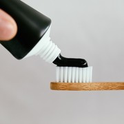 Amankah Membersihkan Gigi Menggunakan Pasta Gigi Arang? Yuk, Simak Penjelasannya Menurut Dokter Gigi!