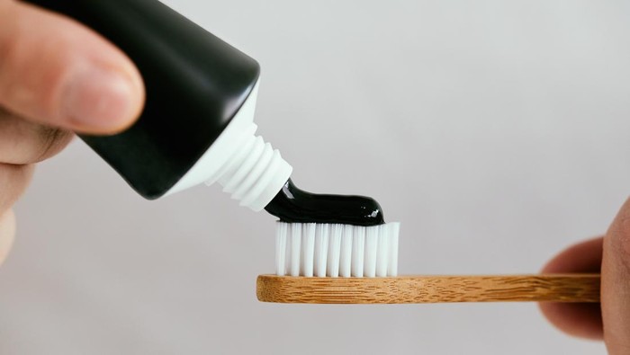 Amankah Membersihkan Gigi Menggunakan Pasta Gigi Arang? Yuk, Simak Penjelasannya Menurut Dokter Gigi!