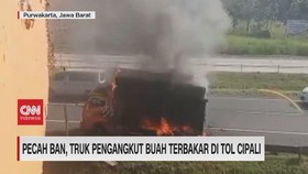 VIDEO: Pecah Ban, Truk Pengangkut Buah Terbakar di Tol Cipali