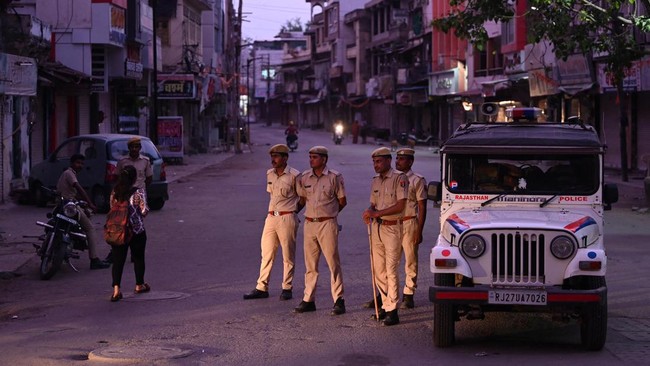 Suasana kota Udaipur, India tampak mencekam usai insiden pemenggalan penjahit Hindu pendukung penghina Nabi Muhammad. Jam malam diterapkan dan internet diputus.