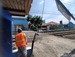 Curhat Mereka yang Gantungkan Nasib di Palang Pintu Perlintasan Kereta Liar