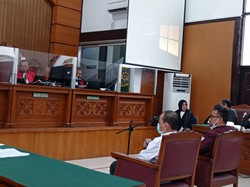Pengacara Napoleon Keberatan Bukti Tinja Tak Dibawa ke Sidang, Hakim Menegur