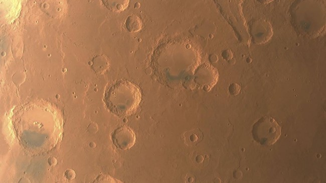 Tanpa diduga, para peneliti menemukan es di puncak gunung berapi di Mars. Mungkinkah jadi sumber air?