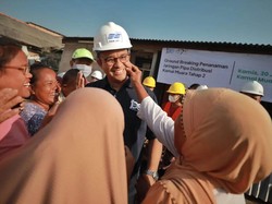 Pipi Anies Dicubit Emak-emak Saat Peletakan Pipa di Kamal Muara