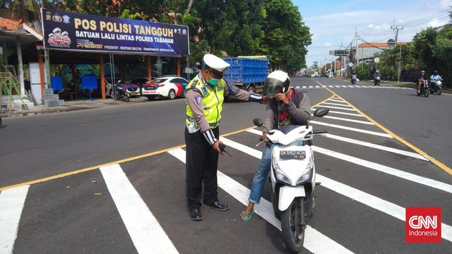 Ratusan pengendara sepeda motor yang hanya memakai sandal jepit itu diberikan teguran dan imbauan oleh aparat kepolisian.