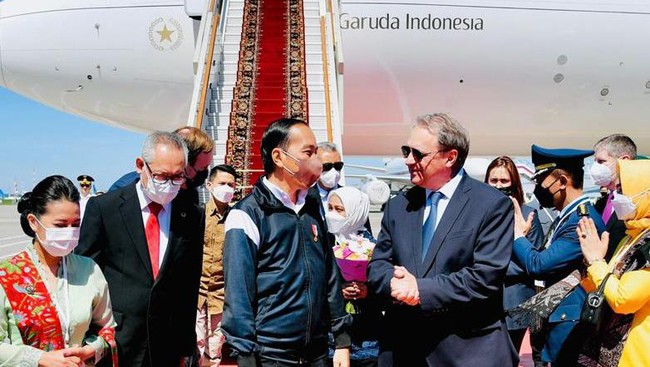 Presiden Joko Widodo tiba di Rusia untuk bertemu dengan Presiden Vladimir Putin hari ini, Kamis (30/6). Jokowi mengaku disambut cuaca cerah setibanya di Moskow.