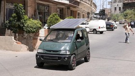 FOTO: Krisis Bensin, Pria Lebanon Sulap Mobil BBM Jadi Mobil Listrik