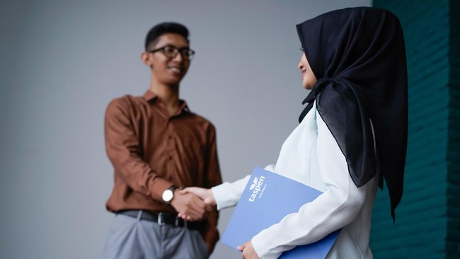 kabar baik bagi para pensiunan, penerima pensiun, dan penerima tunjangan karena gaji ke-13 akan dibayarkan oleh PT Taspen (Persero) mulai besok 1 Juli 2022.